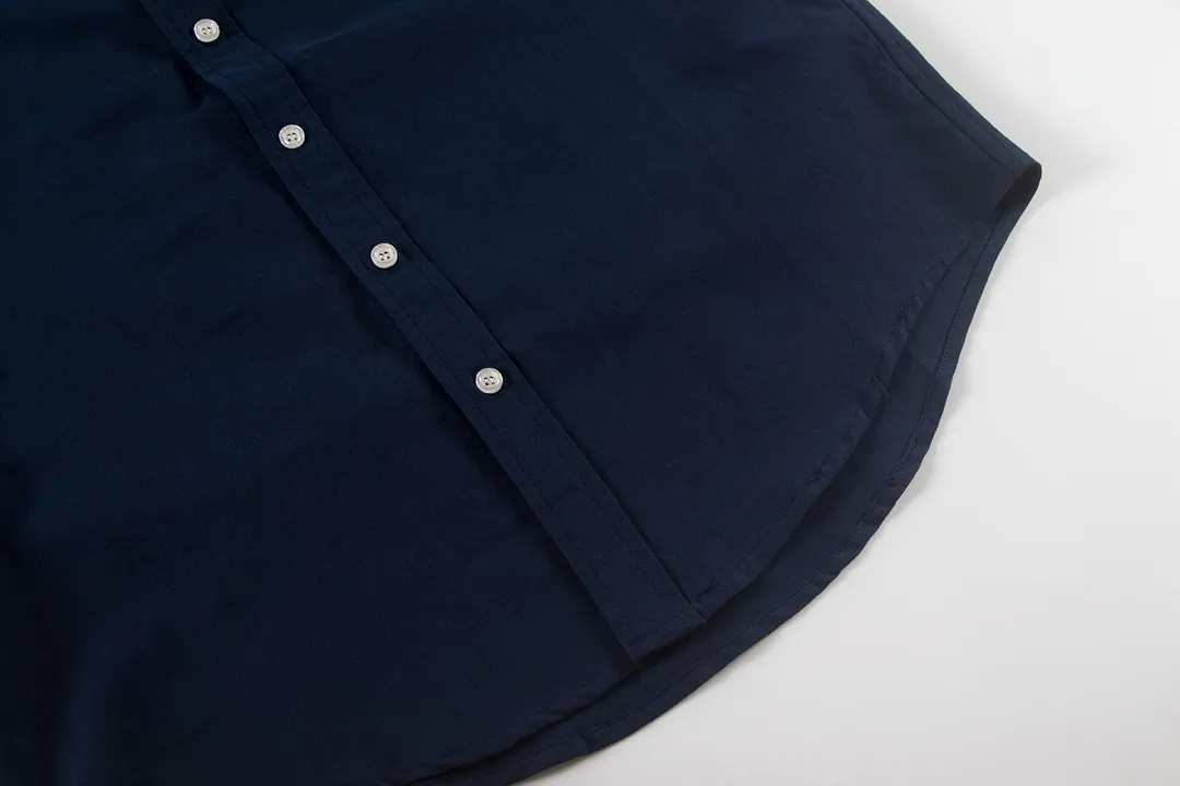 P230 Color: Navy Blue/Original Blue/Original White/Matte Pink/Khaki/Charcoal Gray Size: S M L The texture is tight and soft ✅ - Custom dyed original pearlescent white buttons with different sizes ✅ - Special shaped chiffon foil is included in the collar door tube, which is not easy to deform and pull ✅ - RL classic version of the Oxford shirt. The thick and stiff feeling brought by the Oxford cloth. Wear it alone as an outer layer. It can be worn in all seasons. It is a must-have item for the wardrobe. Start with your eyes closed.